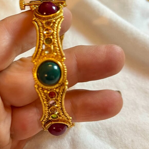 Indian gold-toned hinged bangle with crystals and green/red stones, screw close - Picture 4 of 13
